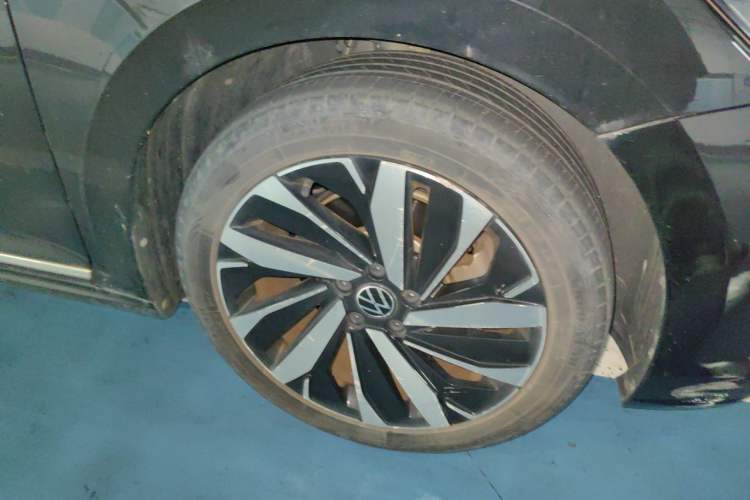 Used Volkswagen Passat 2022 330TSI Elite Edition Right Front Wheel Hub