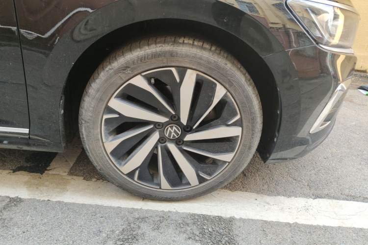 Used Volkswagen Passat 2022 330TSI Elite Edition Right Front Wheel Hub