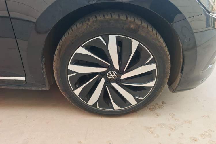 Used Volkswagen Passat 2022 330TSI Luxury Edition Right Front Wheel Hub