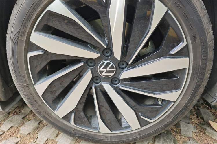 Used Volkswagen Passat 2022 330TSI Luxury Edition Right Front Wheel Hub