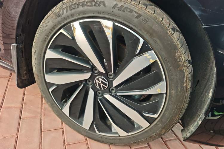 Used Volkswagen Passat 2022 330TSI Luxury Edition Right Front Wheel Hub