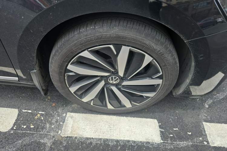 Used Volkswagen Passat 2022 330TSI Luxury Edition Right Front Wheel Hub