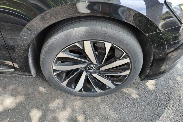 Used Volkswagen Passat 2022 330TSI Elite Edition Right Front Wheel Hub