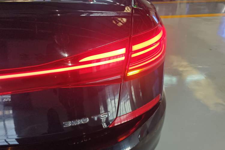 Used Volkswagen Passat 2022 330TSI Starry Luxury Edition – Exclusive Special Edition Right Rear Taillight