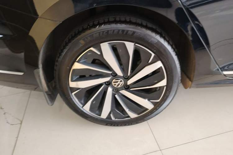 Used Volkswagen Passat 2022 330TSI Luxury Edition Right Rear Wheel Hub