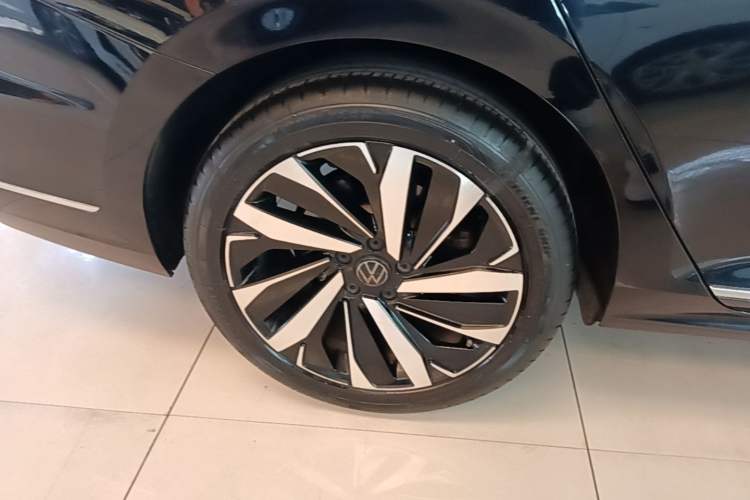 Used Volkswagen Passat 2022 330TSI Elite Edition Right Rear Wheel Hub