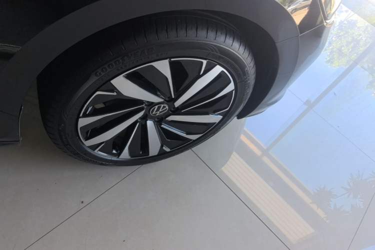 Used Volkswagen Passat 2022 330TSI Elite Edition Right Rear Wheel Hub