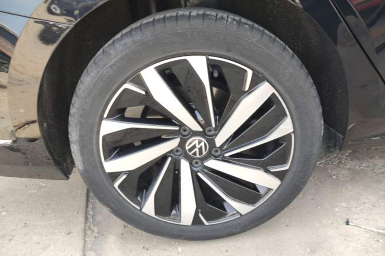 Used Volkswagen Passat 2022 330TSI Luxury Edition Right Rear Wheel Hub