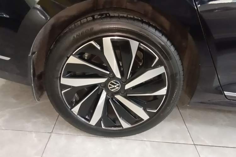 Used Volkswagen Passat 2022 330TSI Starry Elite Edition Right Rear Wheel Hub