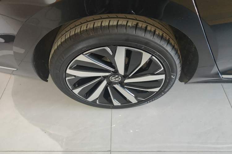 Used Volkswagen Passat 2022 330TSI Elite Edition Right Rear Wheel Hub