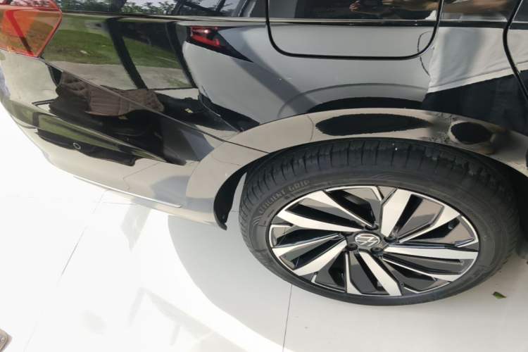 Used Volkswagen Passat 2022 330TSI Starry Luxury Edition – Exclusive Special Edition Right Rear Wheel Hub