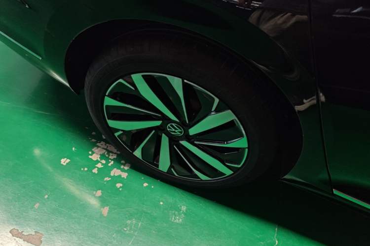 Used Volkswagen Passat 2022 330TSI Starry Luxury Edition – Exclusive Special Edition Right Rear Wheel Hub