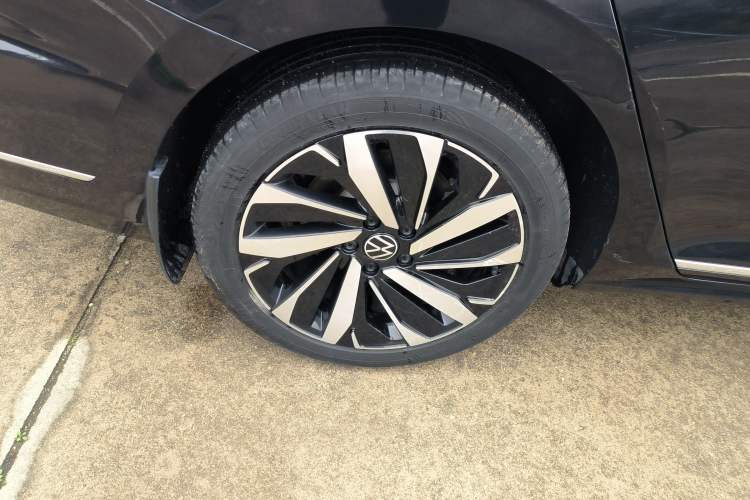 Used Volkswagen Passat 2022 330TSI Luxury Edition Right Rear Wheel Hub