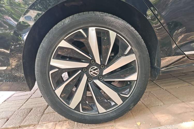 Used Volkswagen Passat 2022 330TSI Starry Luxury Edition Right Rear Wheel Hub