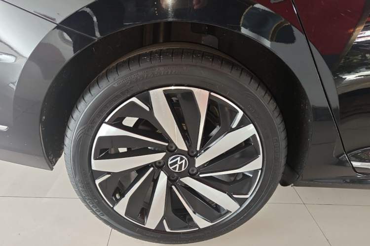 Used Volkswagen Passat 2022 330TSI Elite Edition Custom Version Right Rear Wheel Hub