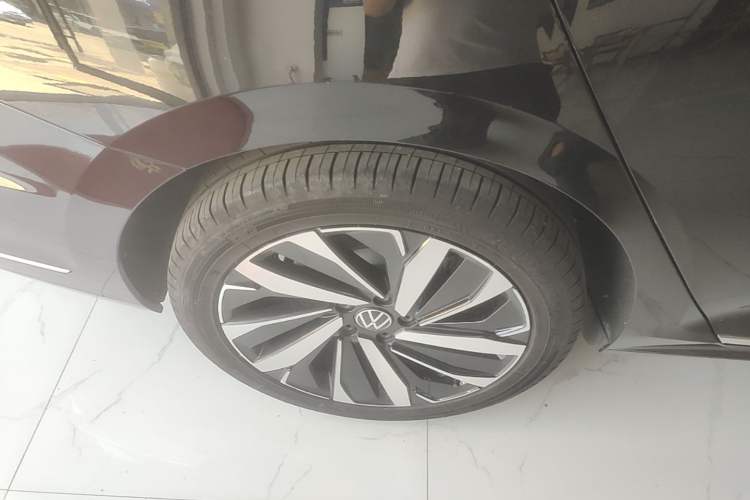 Used Volkswagen Passat 2022 330TSI Starry Luxury Edition Right Rear Wheel Hub
