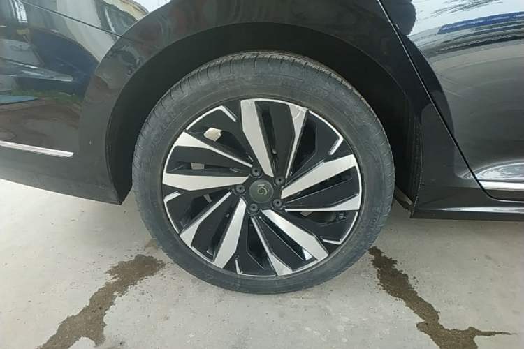 Used Volkswagen Passat 2022 330TSI Luxury Edition Right Rear Wheel Hub