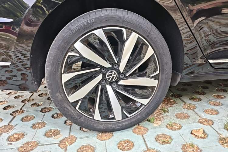 Used Volkswagen Passat 2022 330TSI Starry Luxury Edition – Exclusive Special Edition Right Rear Wheel Hub