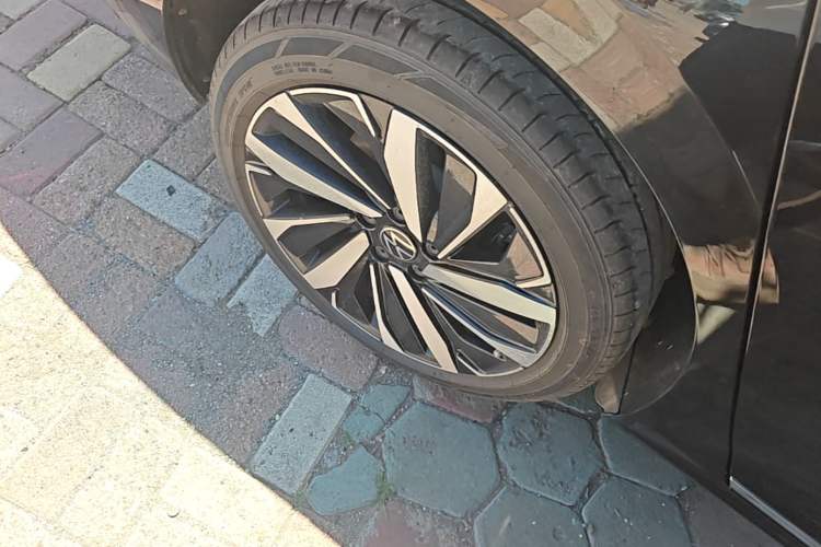 Used Volkswagen Passat 2022 330TSI Luxury Edition Right Rear Wheel Hub