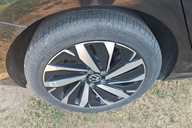 Used Volkswagen Passat 2022 330TSI Starry Luxury Edition Right Rear Wheel Hub