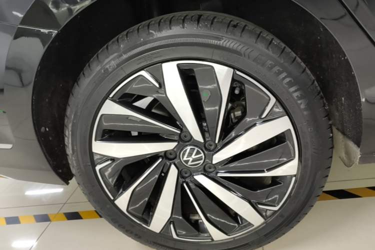 Used Volkswagen Passat 2022 330TSI Luxury Edition Right Rear Wheel Hub