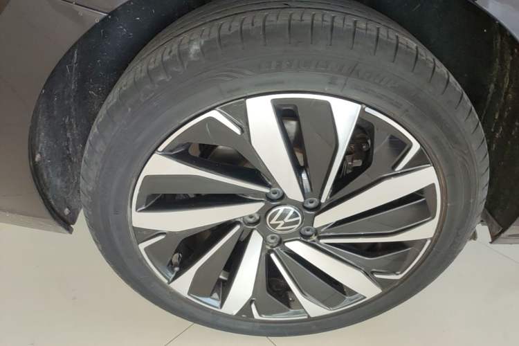 Used Volkswagen Passat 2022 330TSI Starry Luxury Edition – Exclusive Special Edition Right Rear Wheel Hub