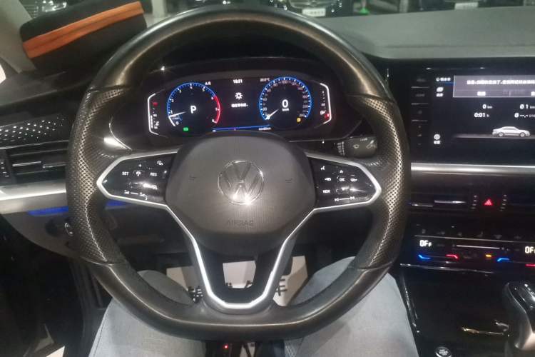 Used Volkswagen Passat 2022 330TSI Starry Luxury Edition – Exclusive Special Edition Steering Wheel