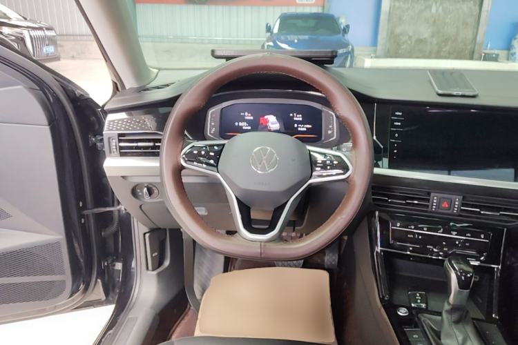 Used Volkswagen Passat 2022 330TSI Starry Luxury Edition – Exclusive Special Edition Steering Wheel