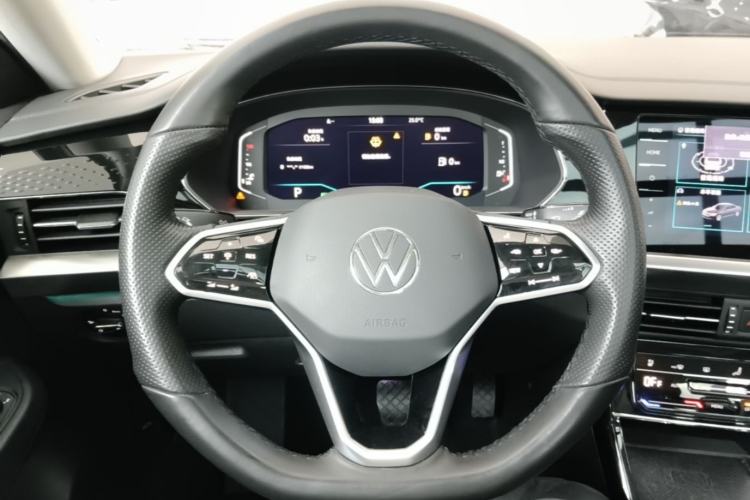 Used Volkswagen Passat 2022 330TSI Starry Luxury Edition – Exclusive Special Edition Steering Wheel