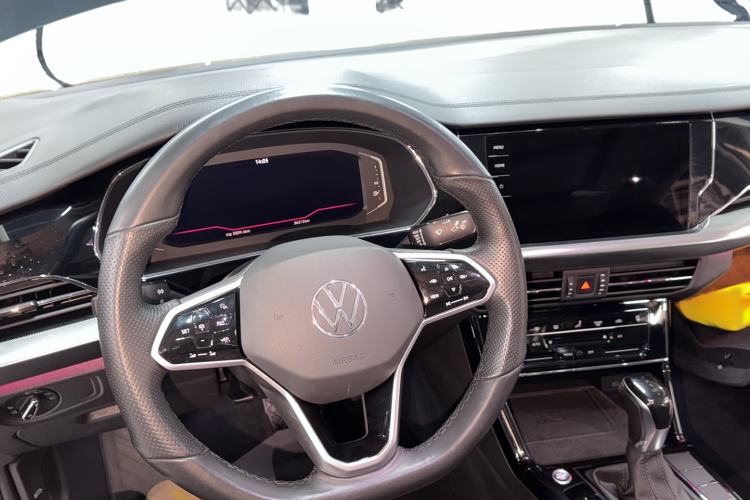 Used Volkswagen Passat 2022 330TSI Starry Luxury Edition – Exclusive Special Edition Steering Wheel