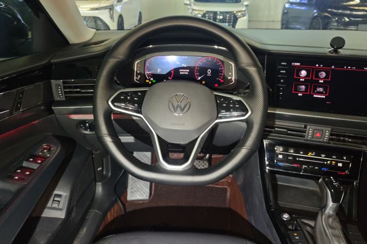 Used Volkswagen Passat 2022 330TSI Starry Luxury Edition – Exclusive Special Edition Steering Wheel