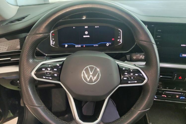 Used Volkswagen Passat 2022 330TSI Starry Luxury Edition – Exclusive Special Edition Steering Wheel