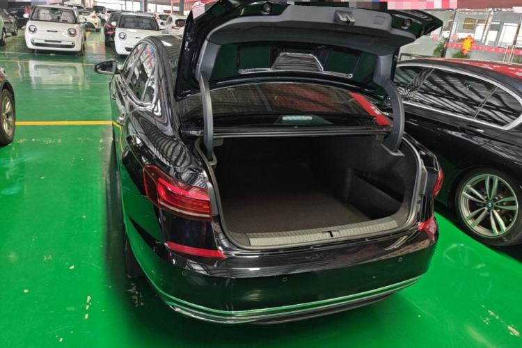 Used Volkswagen Passat 2022 330TSI Starry Luxury Edition – Exclusive Special Edition Trunk