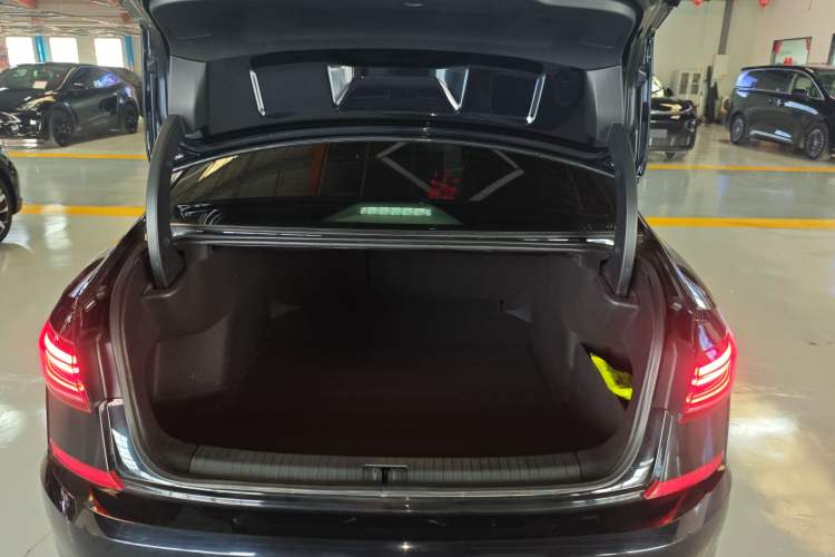 Used Volkswagen Passat 2022 330TSI Starry Luxury Edition – Exclusive Special Edition Trunk