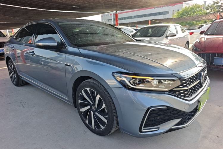 Used Volkswagen Passat 2022 330TSI Starry Luxury Edition Front Right 45 Deg