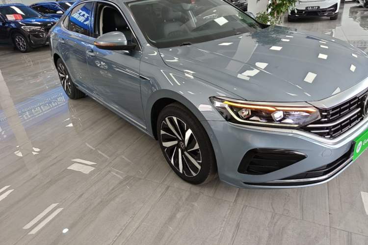 Used Volkswagen Passat 2022 330TSI Luxury Edition Front Right 45 Deg