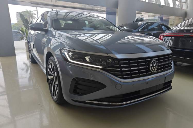 Used Volkswagen Passat 2022 330TSI Luxury Edition Front Right 45 Deg