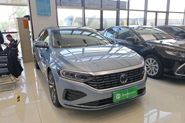Used Volkswagen Passat 2022 330TSI Luxury Edition Front Right 45 Deg