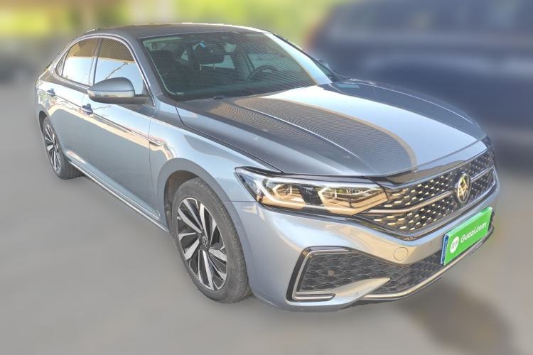 Used Volkswagen Passat 2022 330TSI Starry Luxury Edition Front Right 45 Deg