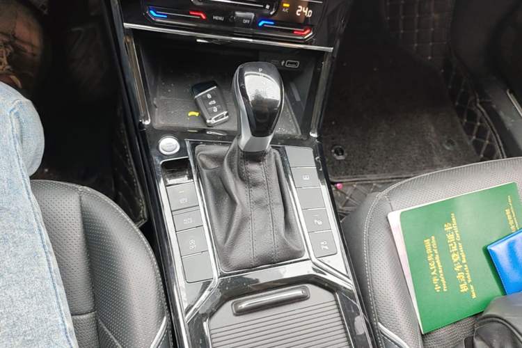 Used Volkswagen Passat 2022 330TSI Luxury Edition Gear Lever