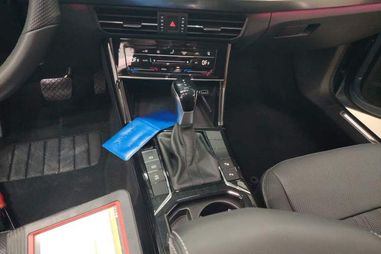 Used Volkswagen Passat 2022 330TSI Luxury Edition Gear Lever