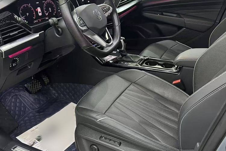 Used Volkswagen Passat 2022 330TSI Luxury Edition Interior 4