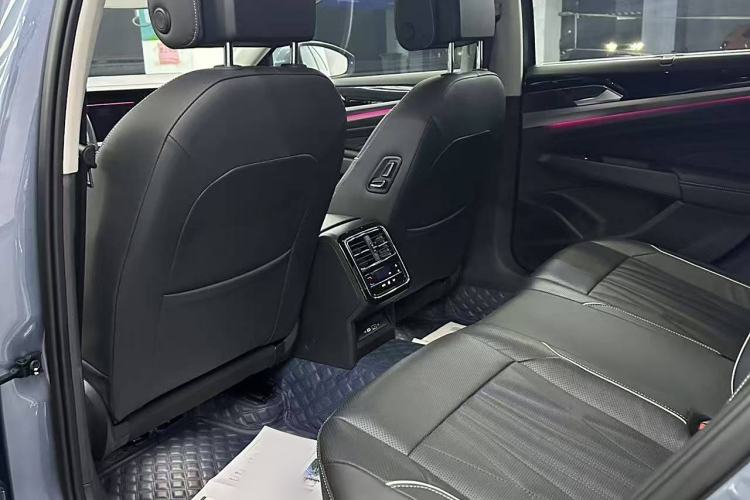 Used Volkswagen Passat 2022 330TSI Luxury Edition Interior 8