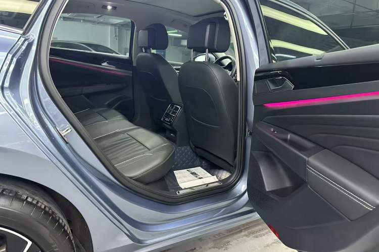 Used Volkswagen Passat 2022 330TSI Luxury Edition Interior 9