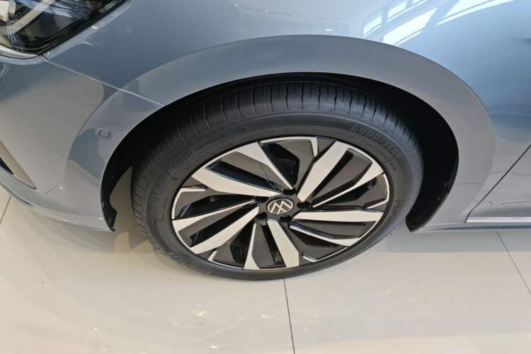 Used Volkswagen Passat 2022 330TSI Luxury Edition Left Front Wheel Hub