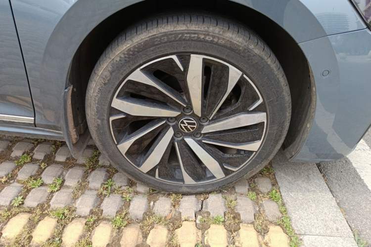 Used Volkswagen Passat 2022 330TSI Starry Luxury Edition Right Front Wheel Hub