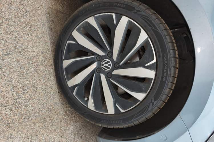 Used Volkswagen Passat 2022 330TSI Luxury Edition Right Front Wheel Hub