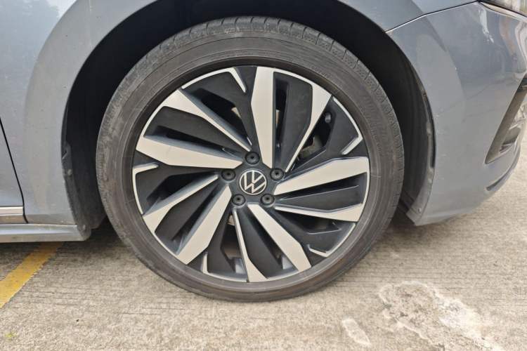 Used Volkswagen Passat 2022 330TSI Elite Edition Right Front Wheel Hub