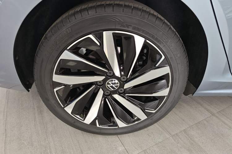 Used Volkswagen Passat 2022 330TSI Luxury Edition Right Rear Wheel Hub