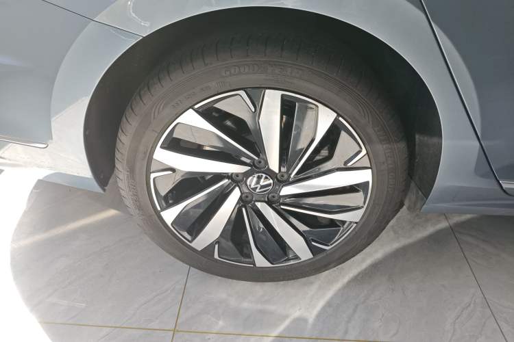 Used Volkswagen Passat 2022 330TSI Starry Elite Edition Right Rear Wheel Hub